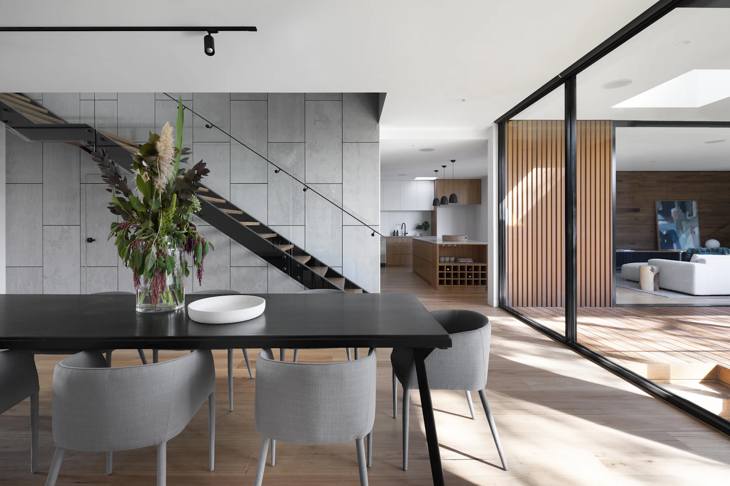 Interno contemporaneo con cucina e scala