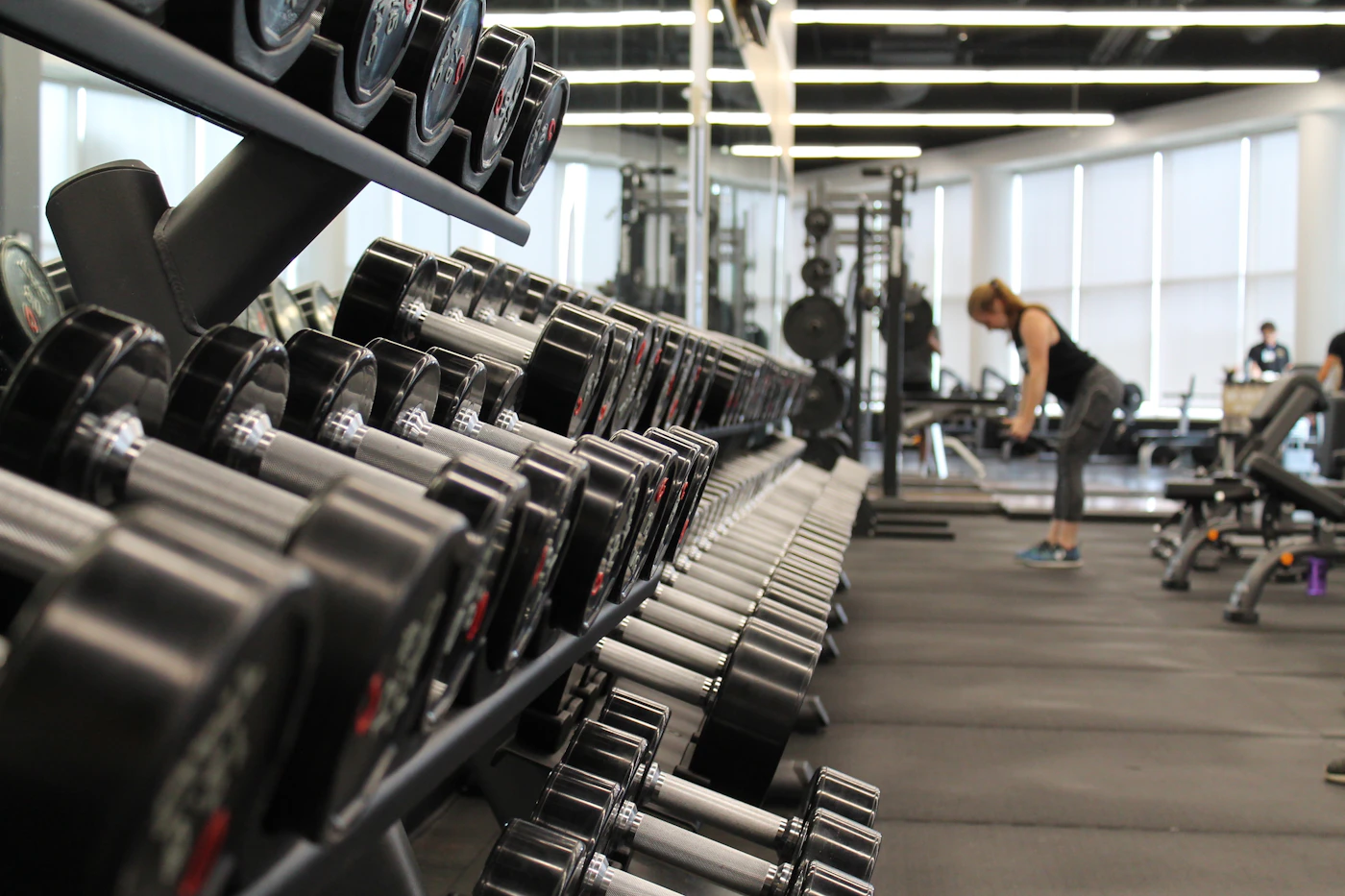 Pesi e attrezzature in palestra