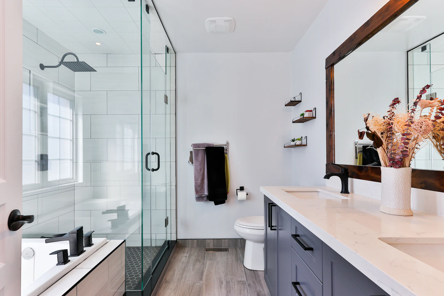 Bagno con doccia e mobile lavabo