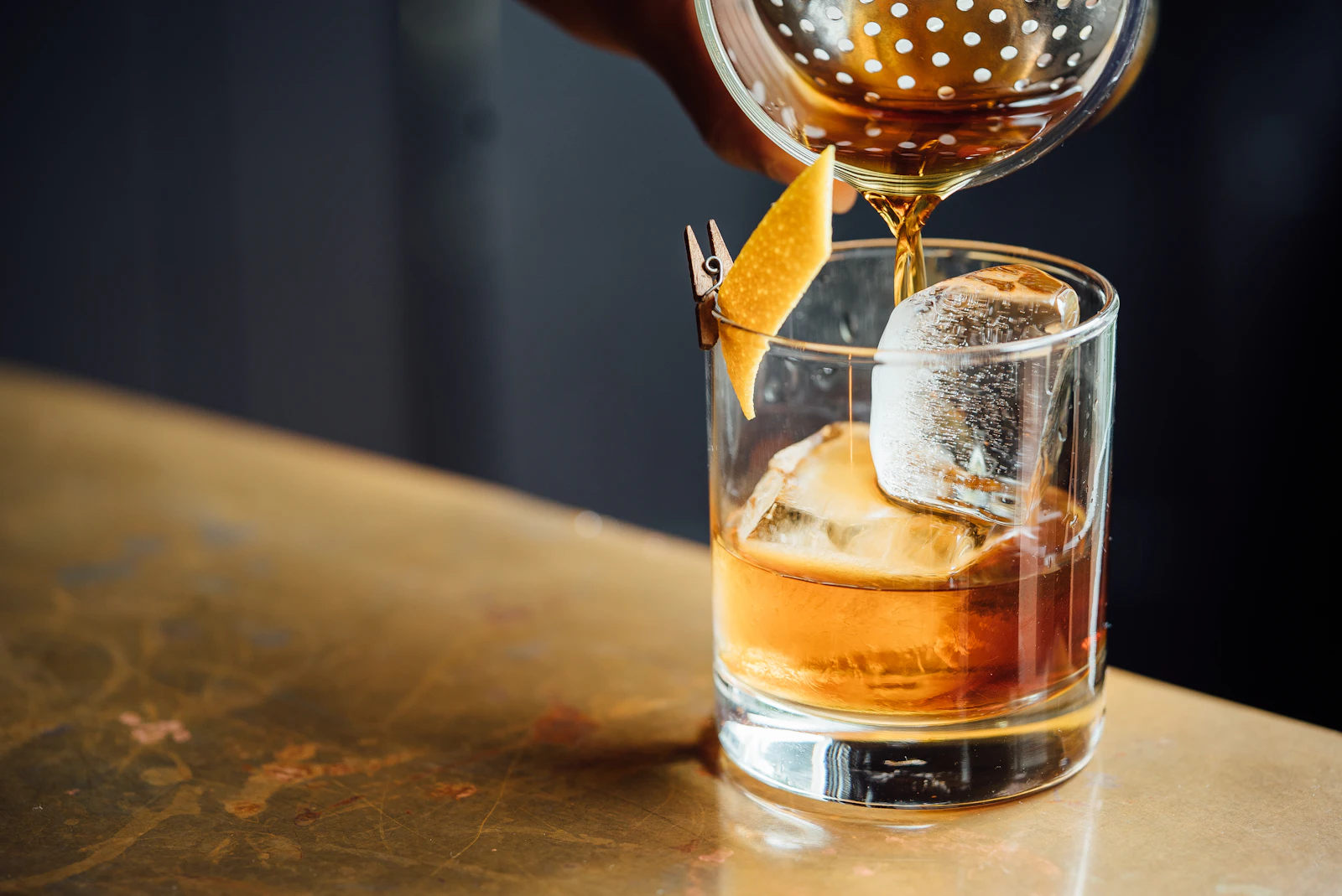 Cocktail con ghiaccio e decorazione