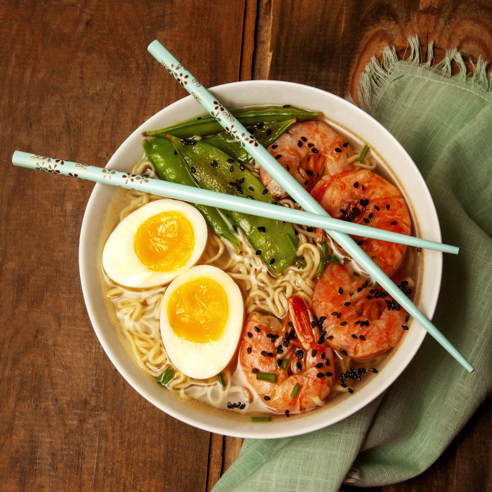 Ramen con brodo, uovo e verdure