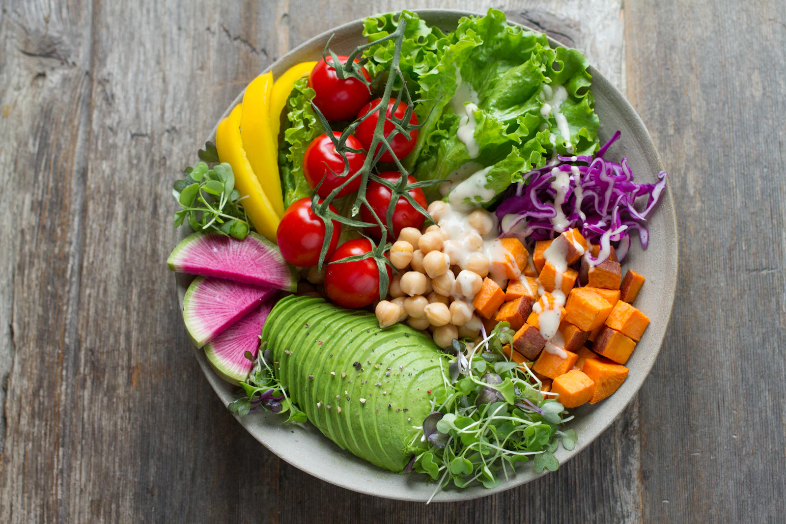 Verdure fresche e legumi in un piatto