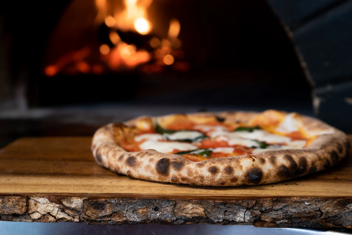 Pizza appena sfornata davanti al forno