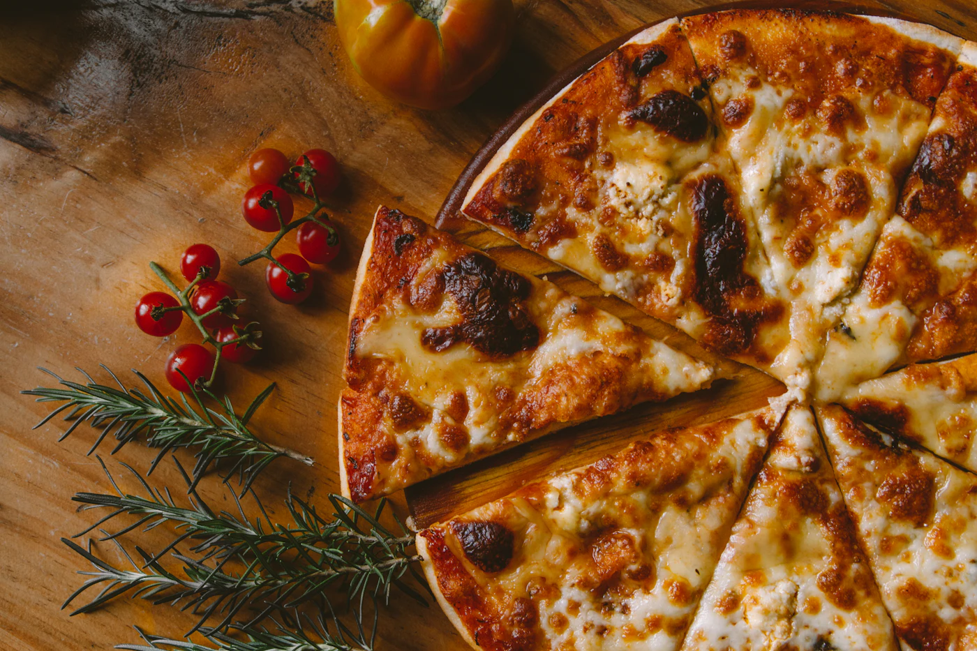 Pizza su un tavolo con ingredienti