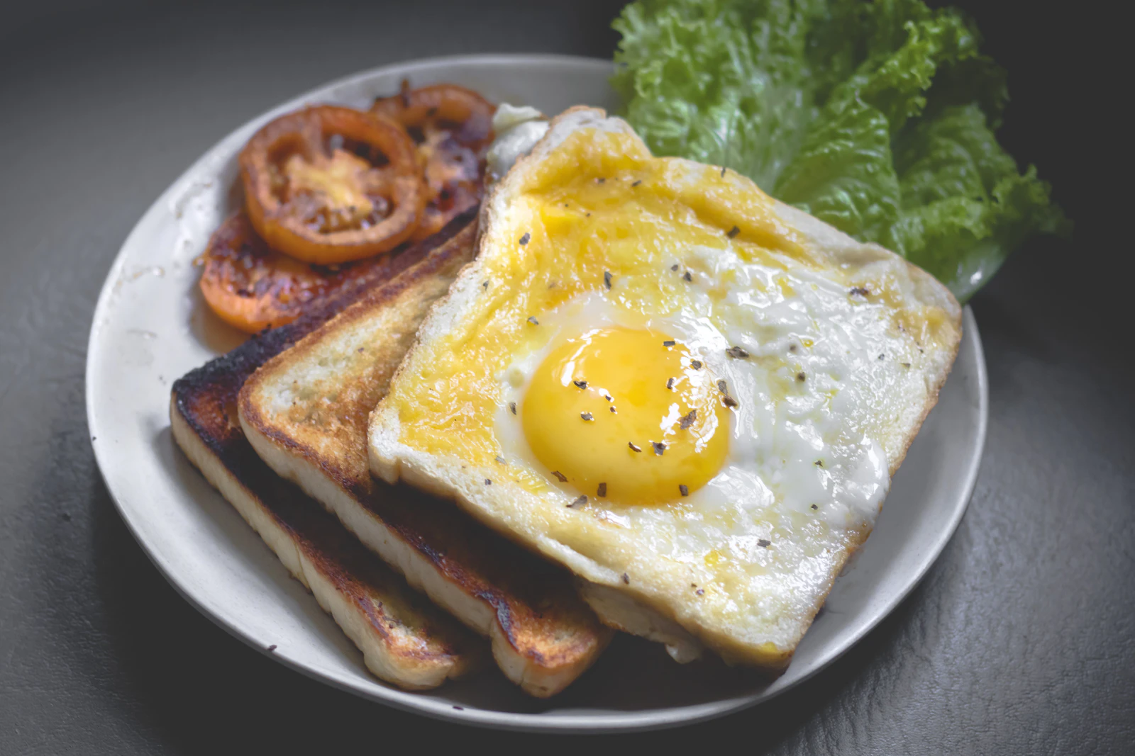 Pane tostato, uova e prodotti freschi per la colazione