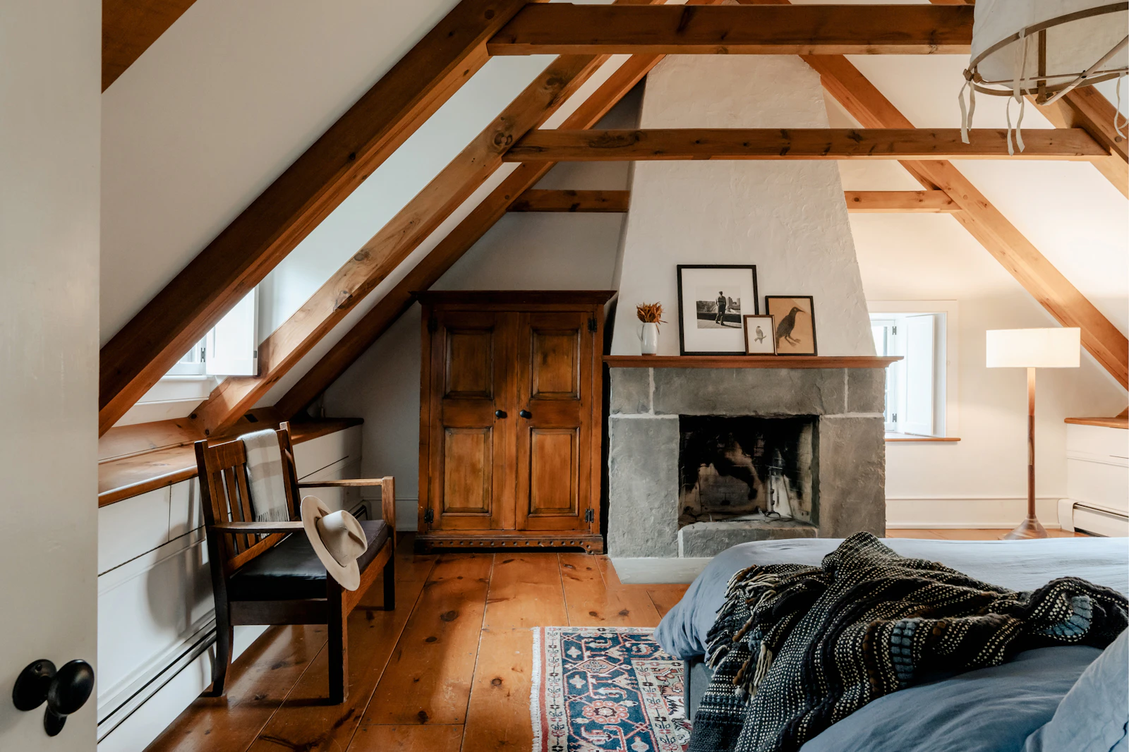 Camera matrimoniale con travi in legno e arredi naturali