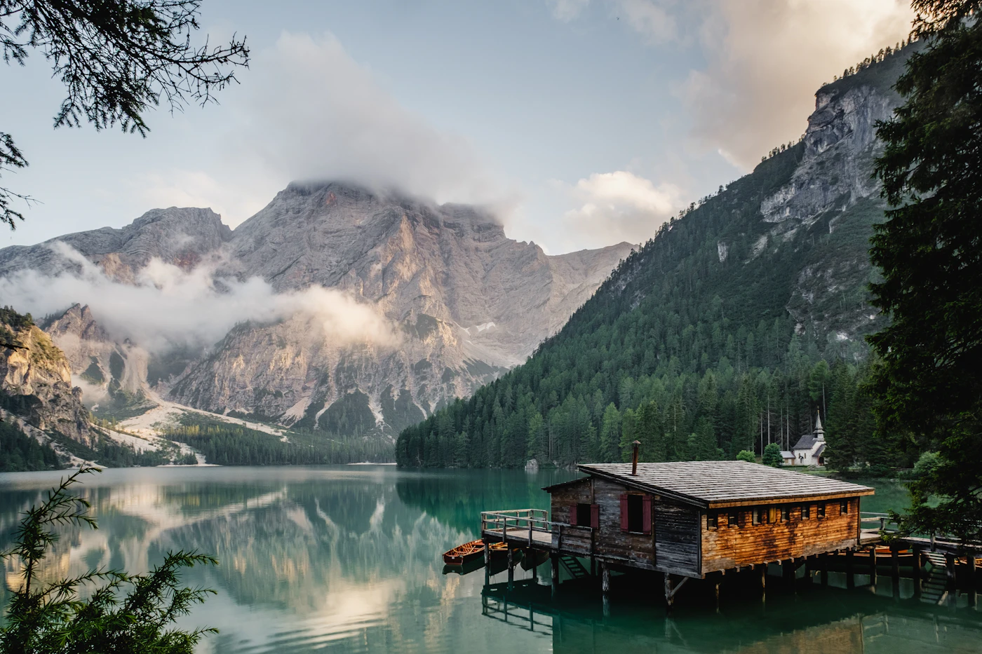 Lago e paesaggio montano