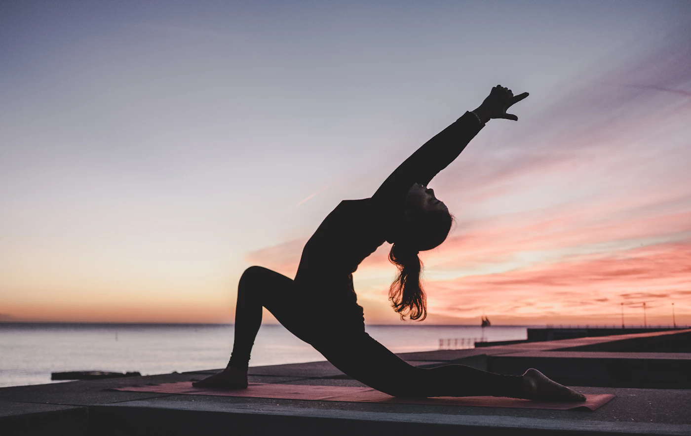 Pratica yoga all’aperto al tramonto